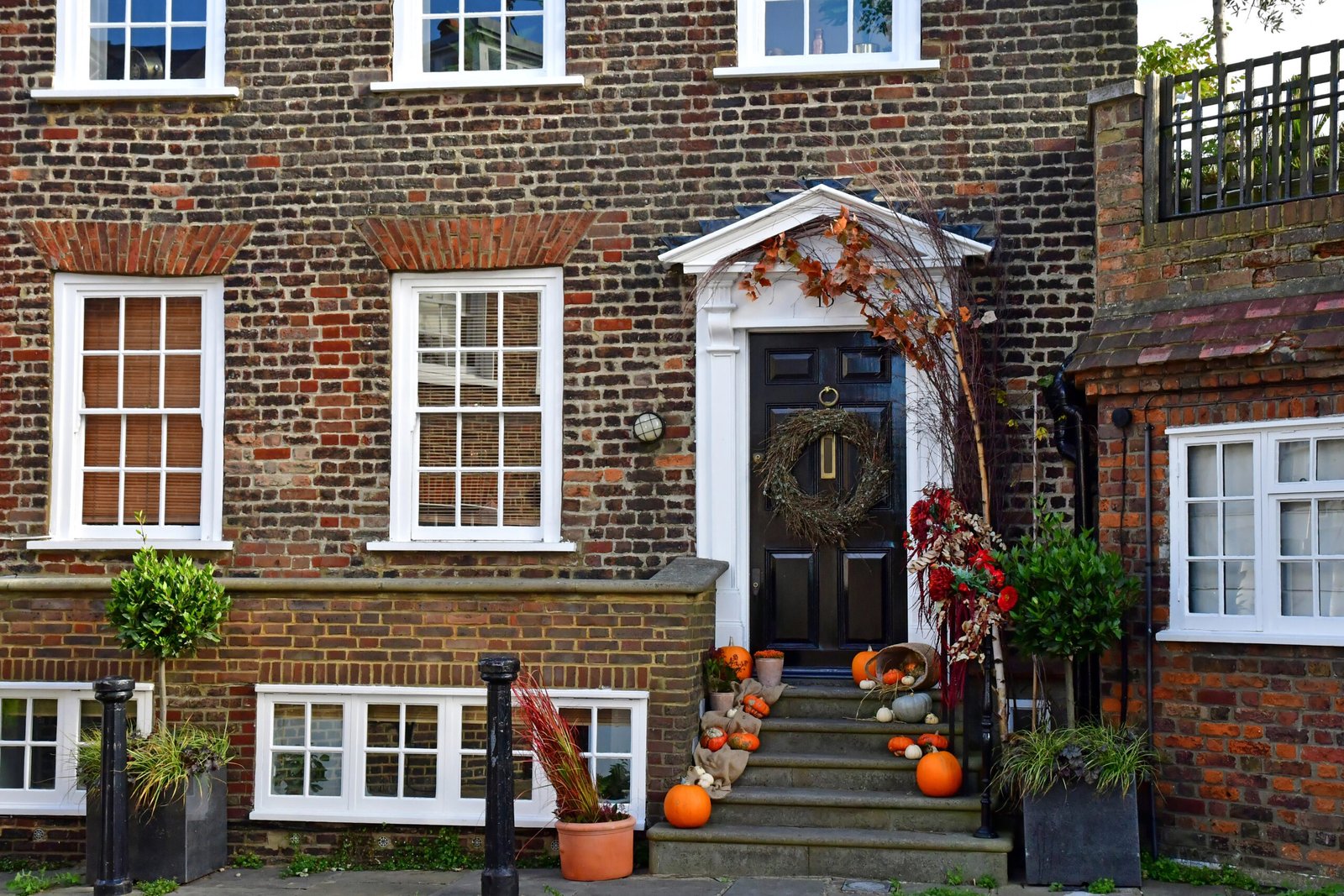 Craftsmanship and Heritage The Timeless Appeal of Handmade Wooden Windows 1 Depositphotos 543102916 XL scaled